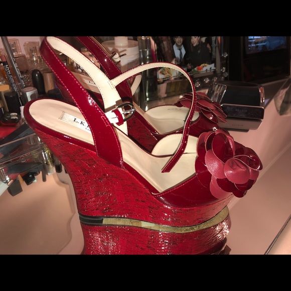 L.K. Bennett London pin-raspberry patent wedges - Picture 3 of 8